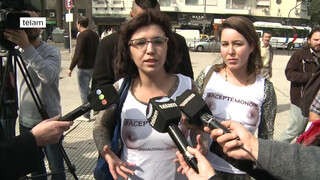 4. Un grupo de mujeres se desnudó para promover la tolerancia en Plaza Congreso