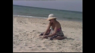 1. לידה בחוף הבונים – מתוך הסרט “ימי חול, יומן חוף” של רפיק