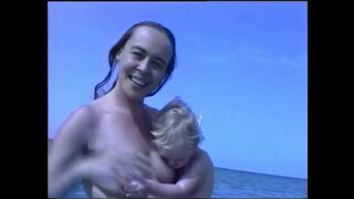 לידה בחוף הבונים – מתוך הסרט “ימי חול, יומן חוף” של רפיק