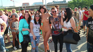 8. NUDE ARTIST MILO MOIRE BARE SELFIE WITH STRANGERS IN PUBLIC!!!!!! PERFECT BODY AND GORGEOUS FACE!!