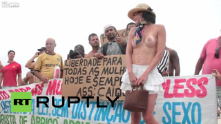 1. Brasil: las mujeres de playa muestran pechos desnudos como arma de protesta * contenido explícito *