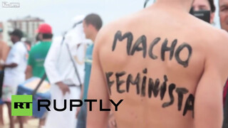 5. Brasil: las mujeres de playa muestran pechos desnudos como arma de protesta * contenido explícito *