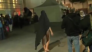 8. Una mujer pasea desnuda en contra de la lapidación