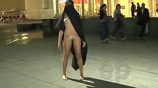 2. Una mujer pasea desnuda en contra de la lapidación