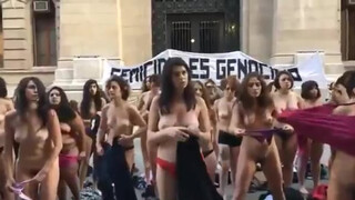 4. Protestation des femmes nues