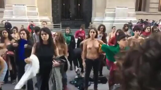 8. Protestation des femmes nues