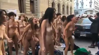 2. Protestation des femmes nues