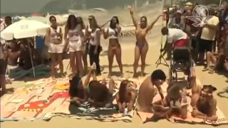 10. Brasileñas muestran sus senos; demandan igualdad y libertad en playas