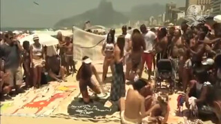 3. Brasileñas muestran sus senos; demandan igualdad y libertad en playas