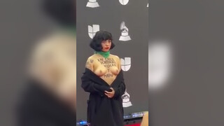 5. Mon Laferte denuncio la situación en Chile en la alfombra roja de los Grammy Latinos