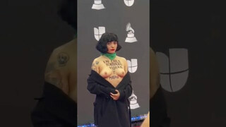 Mon Laferte denuncio la situación en Chile en la alfombra roja de los Grammy Latinos