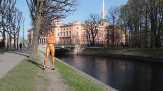 9. Art Nude На Грани  Golden girl nude on the street