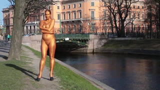 10. Art Nude На Грани  Golden girl nude on the street