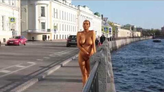 Art Nude На Грани  Golden girl nude on the street