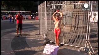 4. Vidéo : elle manifeste nue et enchaînée contre le sexisme au Brésil