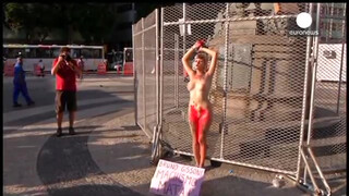 5. Vidéo : elle manifeste nue et enchaînée contre le sexisme au Brésil