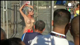 10. Vidéo : elle manifeste nue et enchaînée contre le sexisme au Brésil