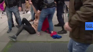 3. [Vídeo] Activistas de Femen agredidas tras irrumpir en un acto fascista