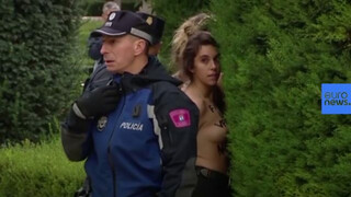 [Vídeo] Activistas de Femen agredidas tras irrumpir en un acto fascista