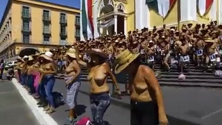 5. Las mujeres de los 400 pueblos bailan frente a palacio de gobierno.
