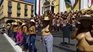 6. Las mujeres de los 400 pueblos bailan frente a palacio de gobierno.