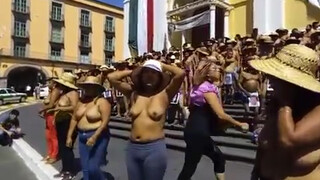 10. Las mujeres de los 400 pueblos bailan frente a palacio de gobierno.