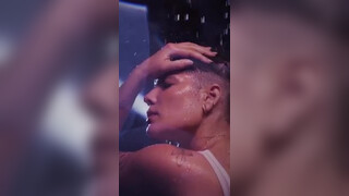 9. Halsey – Without Me (Vertical Video)