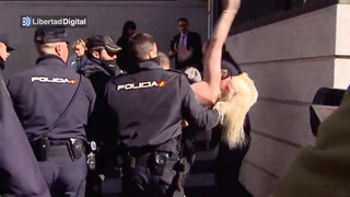 9. Dos activistas de Femen protestan ante el Congreso
