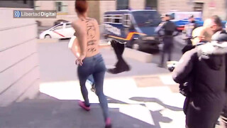 2. Dos activistas de Femen protestan ante el Congreso