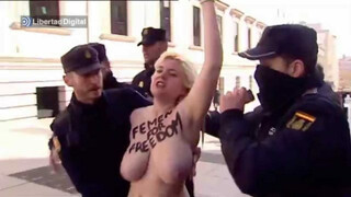 Dos activistas de Femen protestan ante el Congreso