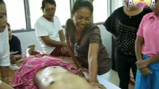 สอนการนวดไทยเพื่อสุขภาพ 280 ชั่วโมง สาธิตการนวดน้ำมัน ด้านหน้า
