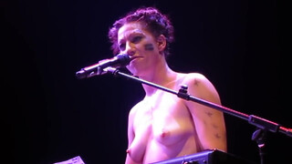 8. Amanda Palmer sings ‘Dear Daily Mail’ song 12/07/2013 London Roundhouse