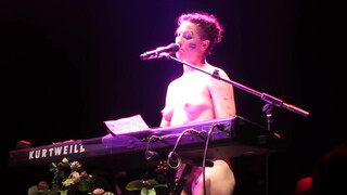 9. Amanda Palmer sings ‘Dear Daily Mail’ song 12/07/2013 London Roundhouse