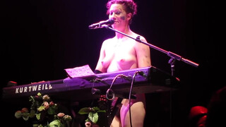 10. Amanda Palmer sings ‘Dear Daily Mail’ song 12/07/2013 London Roundhouse