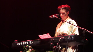 2. Amanda Palmer sings ‘Dear Daily Mail’ song 12/07/2013 London Roundhouse