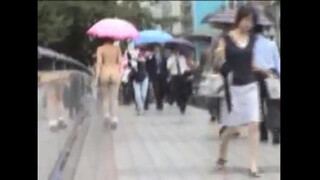 6. batilanjang di jalan (Nude walking around city)