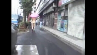 2. batilanjang di jalan (Nude walking around city)
