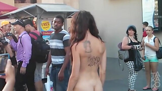 5. Naked Woman Walks Down HollywoodHow To Go Viral www.sarahtskinner.com