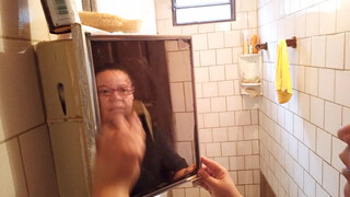 4. limpeza no espelho do banheiro