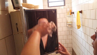 9. limpeza no espelho do banheiro
