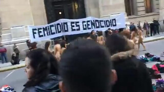 5. Mujeres se manifestaron desnudas contra los femicidios frente al Congreso y la Casa Rosada