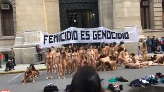 8. Mujeres se manifestaron desnudas contra los femicidios frente al Congreso y la Casa Rosada