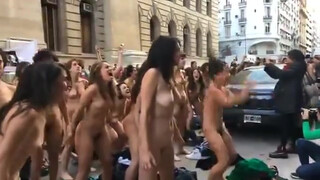 9. Mujeres se manifestaron desnudas contra los femicidios frente al Congreso y la Casa Rosada