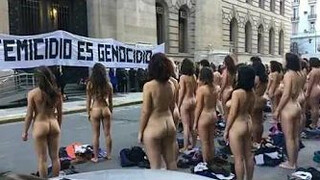 Mujeres se manifestaron desnudas contra los femicidios frente al Congreso y la Casa Rosada