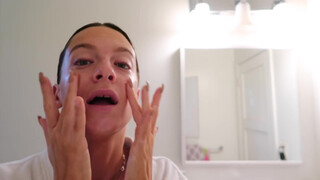 8. SKINCARE ROUTINE 2018 | HOW TO GLOW + Glossier Products