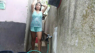 1. SHOWER SA LIKOD BAHAY USUNG DIY HOSE SHOWER subukan ko lang/MISS RAQUEL PINAY