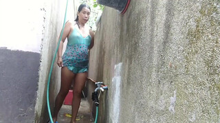 10. SHOWER SA LIKOD BAHAY USUNG DIY HOSE SHOWER subukan ko lang/MISS RAQUEL PINAY