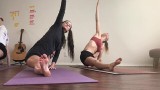 7. Beginner Yoga Vinyasa Flow | CaitlynSway, KittenWithFangs, HelloJewels, CCFlight