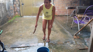 6. cleaning the yard limpando o quintal na chuva ????️????️