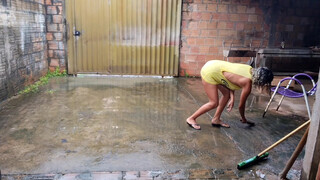 8. cleaning the yard limpando o quintal na chuva ????️????️